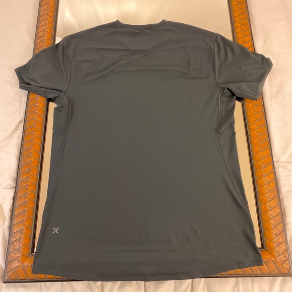 Lululemon workout T-shirt - Picture 3 of 5